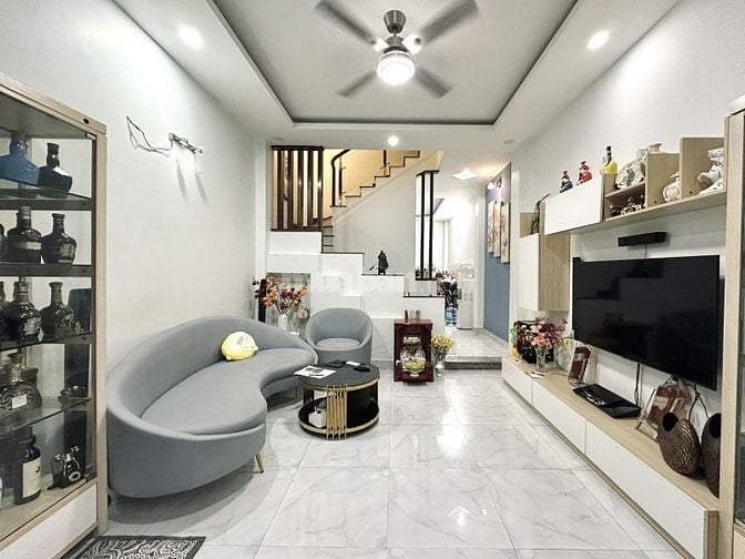 Bán nhà HXH Phan Xích Long 3 tầng sân thượng 4PN chỉ 10m ra mặt tiền