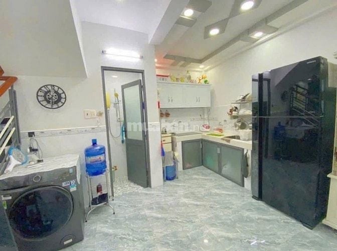 Diện tích 4x11 một trệt một lầu chính chủ bán