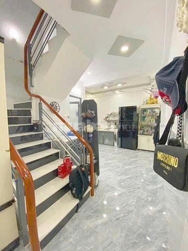 Diện tích 4x11 một trệt một lầu chính chủ bán