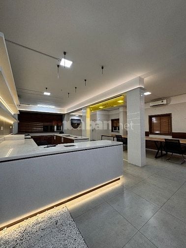 Cho thuê văn phòng không gian mở có sân vườn, thiết kế hiện đại.