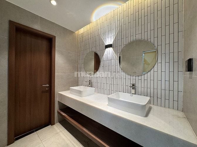 Cho thuê văn phòng không gian mở có sân vườn, thiết kế hiện đại.