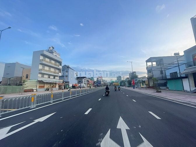 NhàvMTKD đường Tên Lửa dt 82m2 nhà 2 tấm giá 15.3 tỷ TL