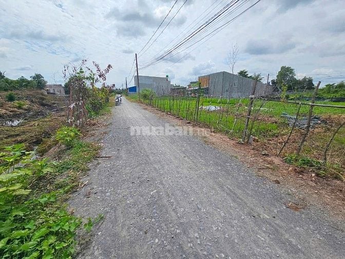 Chủ cần tiền trả ngân hàng bán lô đất phía sau chợ Đức Hoà 