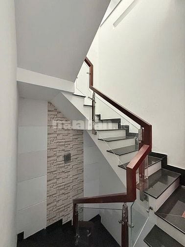 Bán gấp nhà bốn tầng khu đồng bộ cao cấp sát trường Tân Sơn