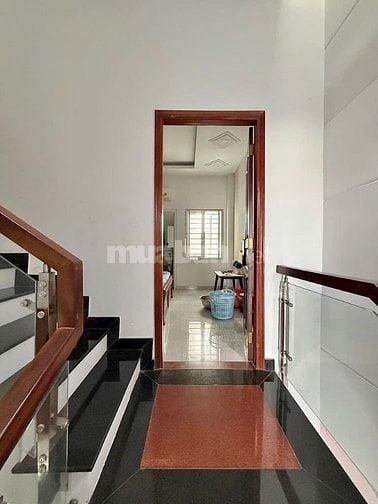 Bán gấp nhà bốn tầng khu đồng bộ cao cấp sát trường Tân Sơn