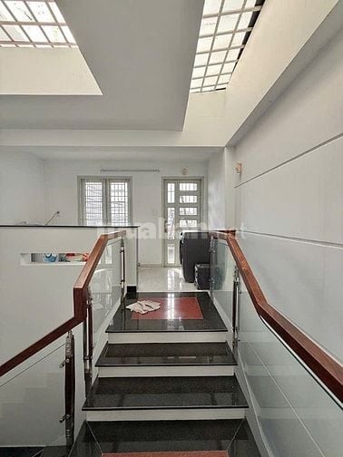 Bán gấp nhà bốn tầng khu đồng bộ cao cấp sát trường Tân Sơn