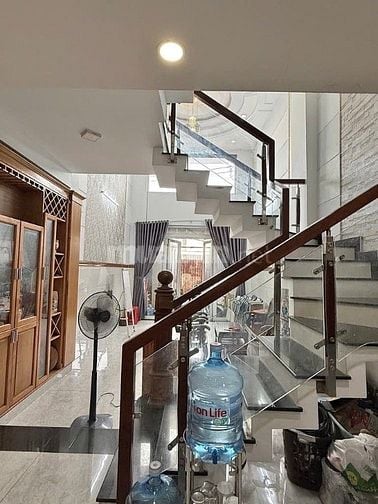 Bán gấp nhà bốn tầng khu đồng bộ cao cấp sát trường Tân Sơn