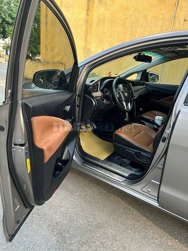 Tôi cần bán xe Toyota Innova số sàn sản xuất 2017.