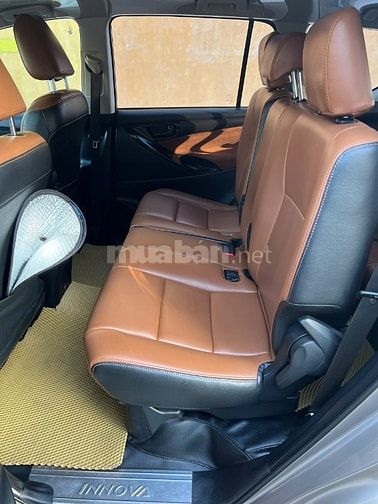 Tôi cần bán xe Toyota Innova số sàn sản xuất 2017.