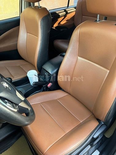 Tôi cần bán xe Toyota Innova số sàn sản xuất 2017.
