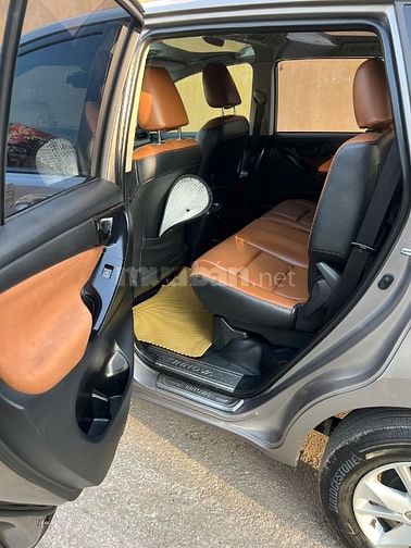 Tôi cần bán xe Toyota Innova số sàn sản xuất 2017.