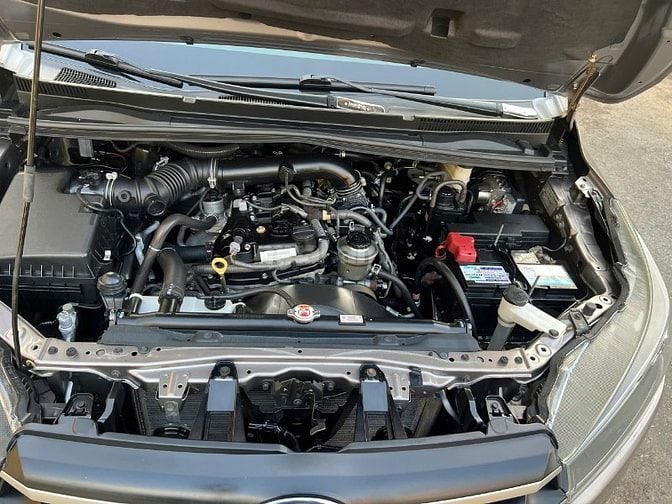 Tôi cần bán xe Toyota Innova số sàn sản xuất 2017.
