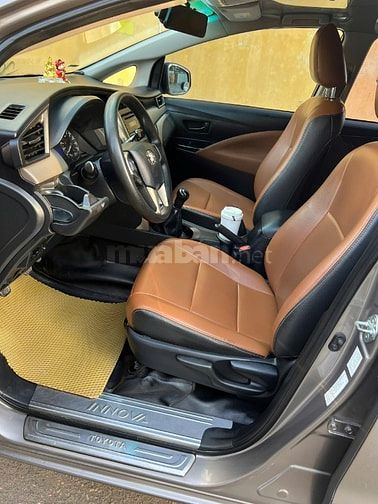 Tôi cần bán xe Toyota Innova số sàn sản xuất 2017.
