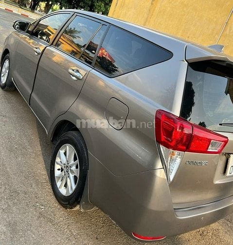 Tôi cần bán xe Toyota Innova số sàn sản xuất 2017.