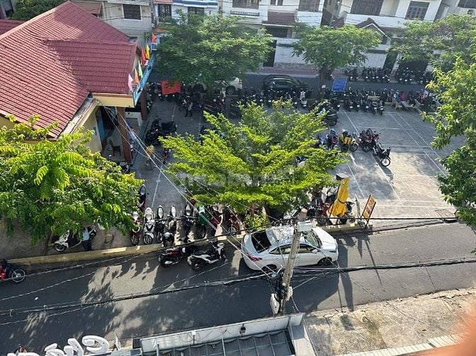 HXH đường Nguyễn Gia Trí ( D2 ) P25 BT. 4x18m 4 Tầng 7Pn TN 35Tr/tháng