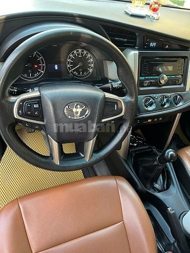 Tôi cần bán xe Toyota Innova số sàn sản xuất 2017.