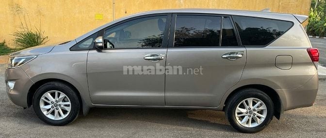 Tôi cần bán xe Toyota Innova số sàn sản xuất 2017.
