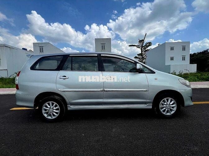 Toyota Innova 2013 2.0E - ghi bạc đẹp