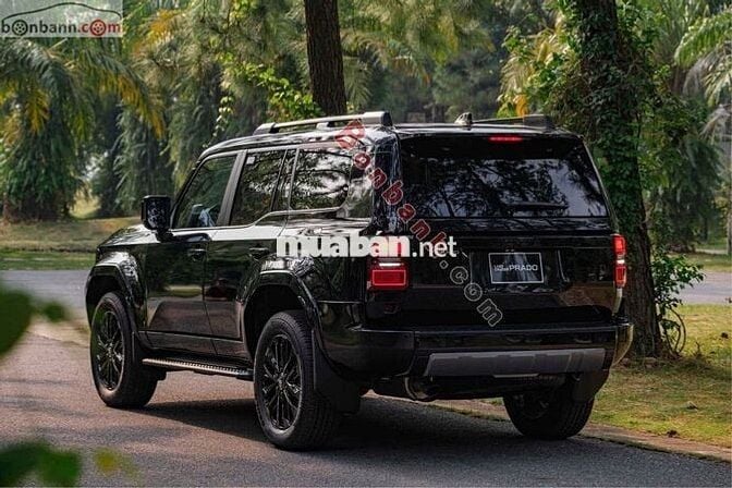 Land Cruiser LC250 sẵn xe ĐEN - TRẮNG