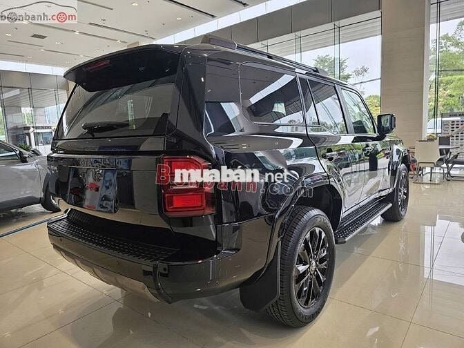 Land Cruiser LC250 sẵn xe ĐEN - TRẮNG