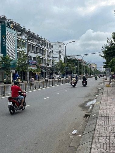 Cần Bán nhà MT Tạ Quang Bửu F5Q8 dt: 4m x 20m, 3 lầu 1St