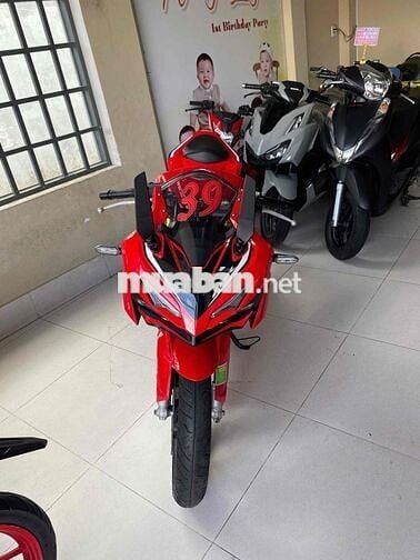 cbr 150cc . lướt 5k km . ko tua . zin 100%.
