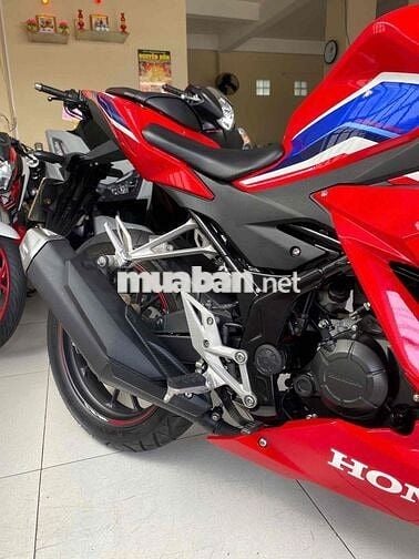 cbr 150cc . lướt 5k km . ko tua . zin 100%.