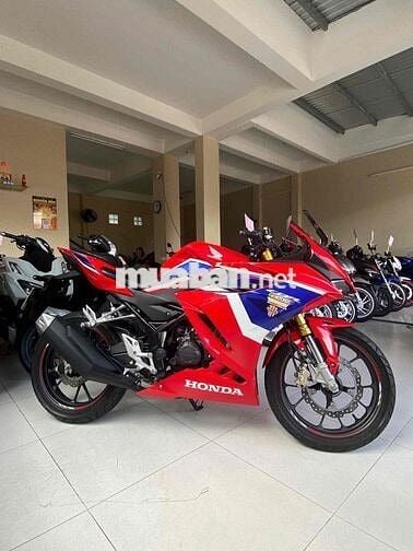 cbr 150cc . lướt 5k km . ko tua . zin 100%.