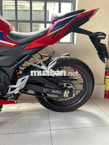 cbr 150cc . lướt 5k km . ko tua . zin 100%.
