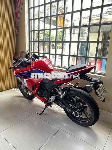 cbr 150cc . lướt 5k km . ko tua . zin 100%.