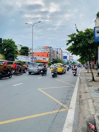 Bán nhà mặt tiền 400 đường Cộng Hòa, P.13, Q.Tân Bình, gần nhà ga T3