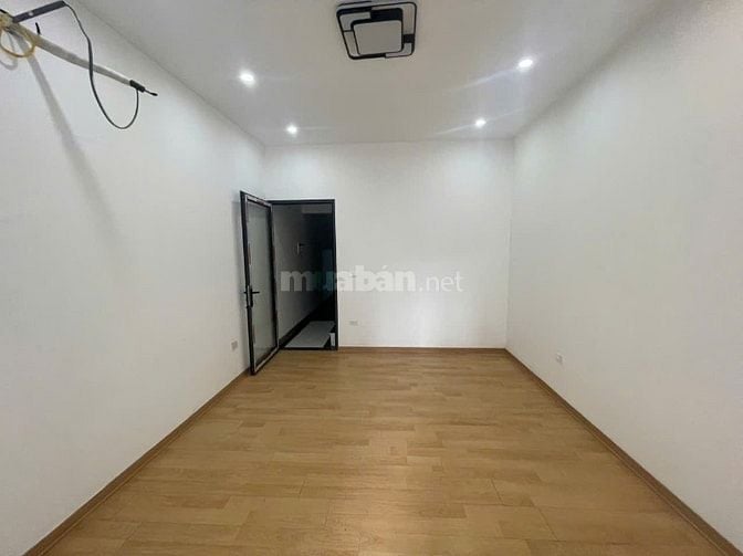 Nhà riêng phố nguyễn chính tân mai dt70m2x3,5t giá 20tr 