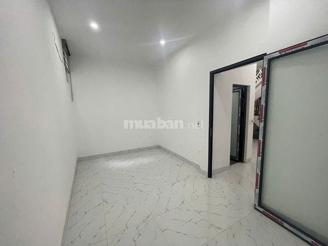 Nhà riêng phố nguyễn chính tân mai dt70m2x3,5t giá 20tr 