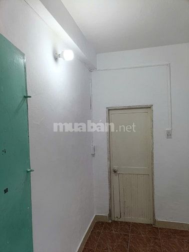 Cho thuê phòng lầu 4, đường  Võ Văn Tần, Quận 3, mới sơn sửa