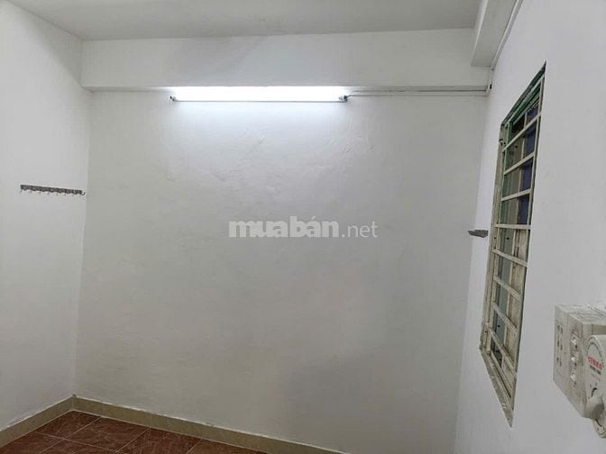 Cho thuê phòng lầu 4, đường  Võ Văn Tần, Quận 3, mới sơn sửa