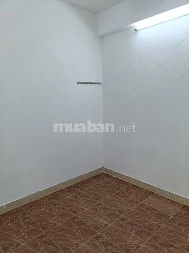 Cho thuê phòng lầu 4, đường  Võ Văn Tần, Quận 3, mới sơn sửa