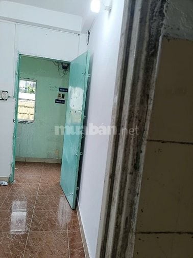 Cho thuê phòng lầu 4, đường  Võ Văn Tần, Quận 3, mới sơn sửa