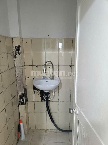 Cho thuê phòng lầu 4, đường  Võ Văn Tần, Quận 3, mới sơn sửa