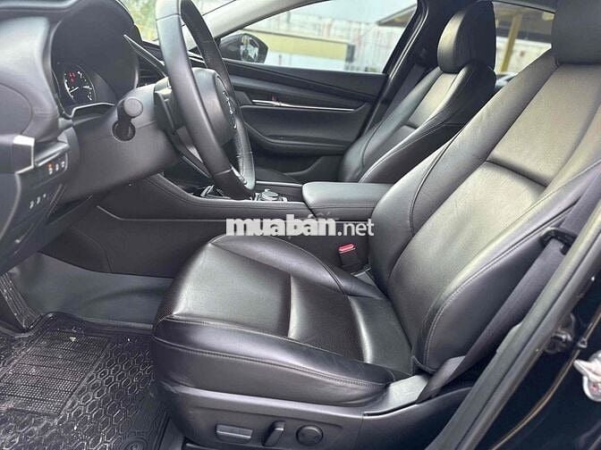 Mazda 3 2022 1.5L Luxury - 10300 km