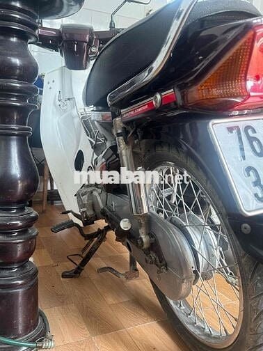 Honda Dream đen tím, xe số