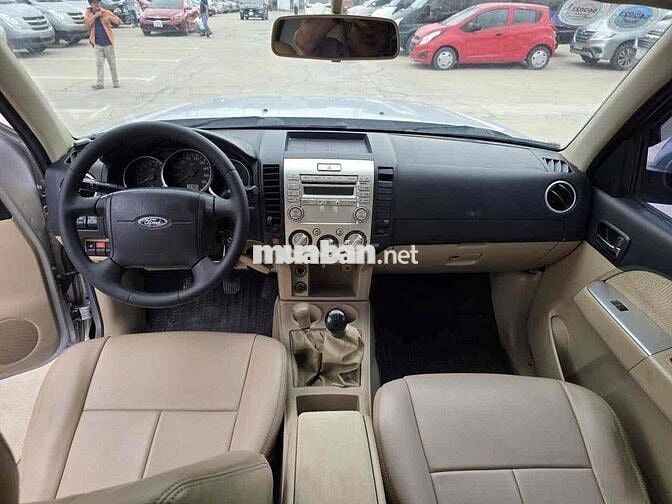Ford Everest 2011 2.6L 4x4 MT - 120000 km
