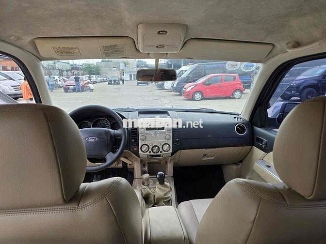 Ford Everest 2011 2.6L 4x4 MT - 120000 km