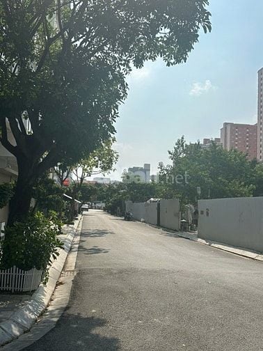 Chính chủ bán nhà lô góc ngõ 106 Hoàng Quốc Việt 81m2x3,5t giá 29.9 tỷ
