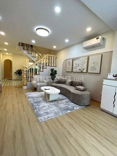 Bán gấp nhà Lý Chính Thắng - Quận 3 DT 64m2, đầy đủ tiện nghi ! 