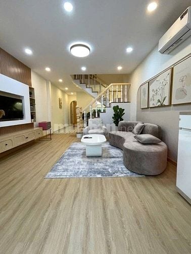 Bán gấp nhà Lý Chính Thắng - Quận 3 DT 64m2, đầy đủ tiện nghi ! 