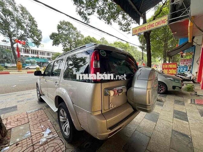Ford Everest 2010 2.5L 4x4 MT - 180000 km