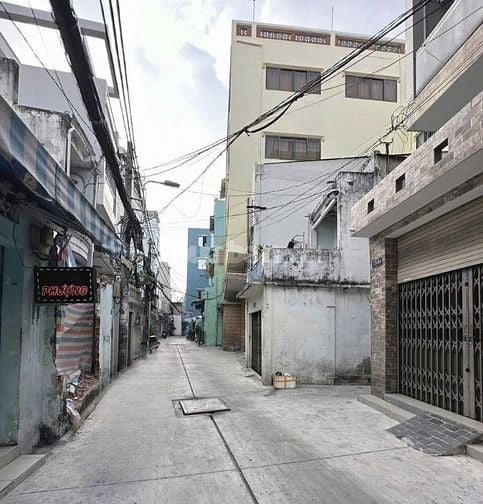 Chính chủ bán rẻ nhà C4 tiện xây mới, HXH 8m ra gần MT Bình Thới.
