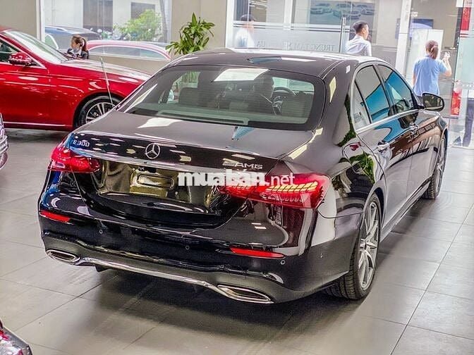 MERCEDES-BENZ E300 AMG 2025