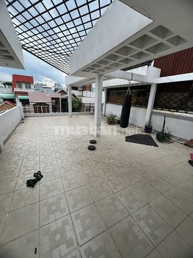 Nhà căn đôi Lạc Long Quân 480 m2 5PN , 4WC