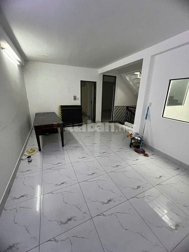 Nhà căn đôi Lạc Long Quân 480 m2 5PN , 4WC